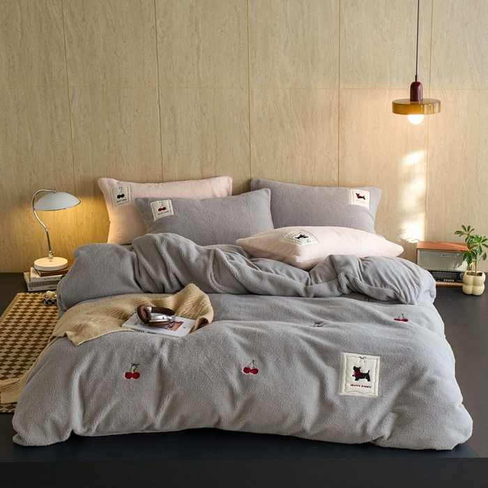 91家纺网 家纺一手货源 找家纺 （总）初拾 2025新款绵羊绒牛奶绒贴布绣四件套-绒 樱桃奇奇