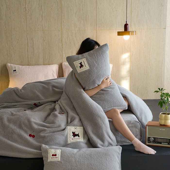 91家纺网 家纺一手货源 找家纺 （总）初拾 2025新款绵羊绒牛奶绒贴布绣四件套-绒 樱桃奇奇