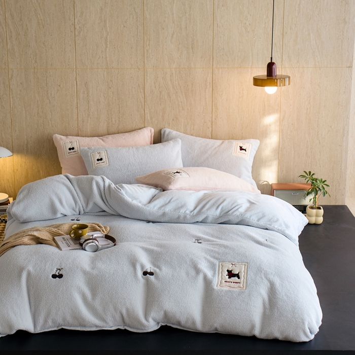 91家纺网 家纺一手货源 找家纺 （总）初拾 2025新款绵羊绒牛奶绒贴布绣四件套-绒 樱桃奇奇