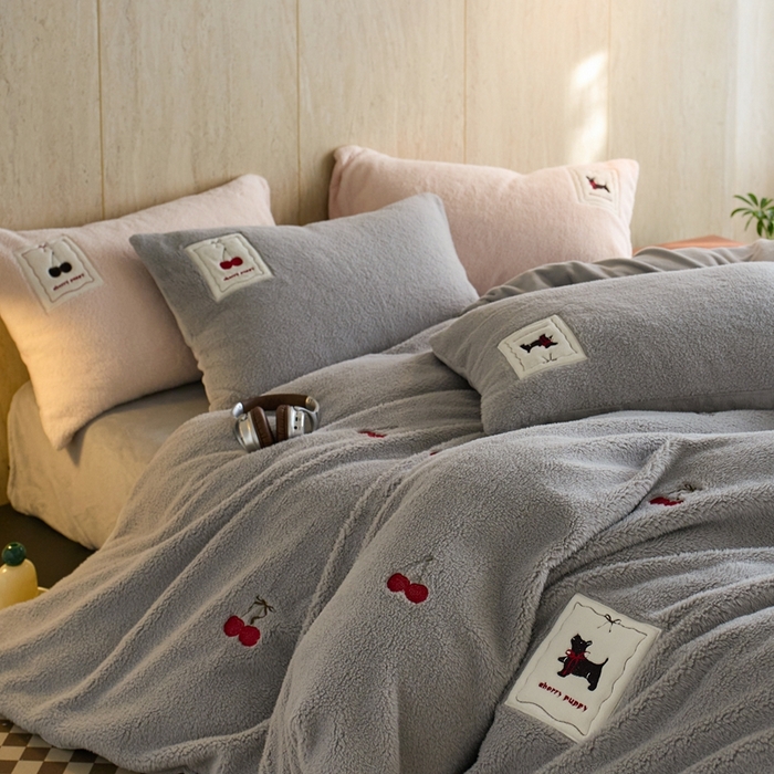 91家纺网 家纺一手货源 找家纺 （总）初拾 2025新款绵羊绒牛奶绒贴布绣四件套-绒 樱桃奇奇