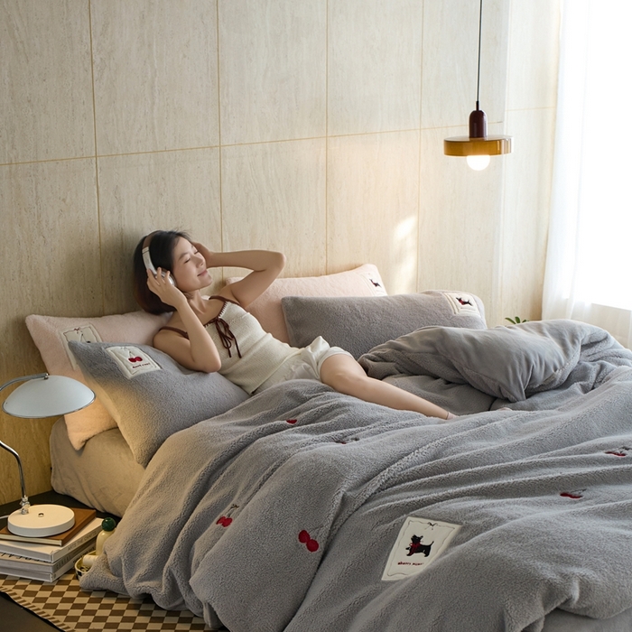 91家纺网 家纺一手货源 找家纺 初拾 2025新款绵羊绒牛奶绒贴布绣四件套-绒 樱桃奇奇 绒 樱桃奇奇-浅灰