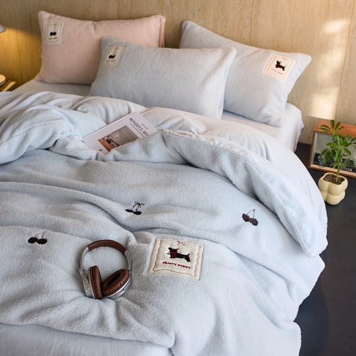 91家纺网 家纺一手货源 找家纺 初拾 2025新款绵羊绒牛奶绒贴布绣四件套-绒 樱桃奇奇 绒 樱桃奇奇-晴天蓝