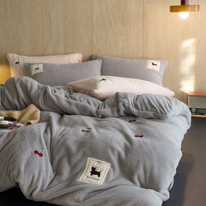 91家纺网 家纺一手货源 找家纺 初拾 2025新款绵羊绒牛奶绒贴布绣四件套-绒 樱桃奇奇 绒 樱桃奇奇-浅灰