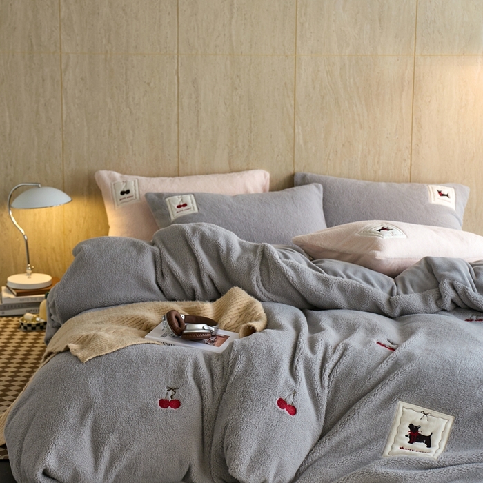 91家纺网 家纺一手货源 找家纺 初拾 2025新款绵羊绒牛奶绒贴布绣四件套-绒 樱桃奇奇 绒 樱桃奇奇-浅灰