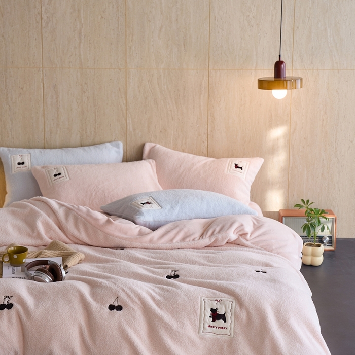 91家纺网 家纺一手货源 找家纺 初拾 2025新款绵羊绒牛奶绒贴布绣四件套-绒 樱桃奇奇 绒 樱桃奇奇-甜粉