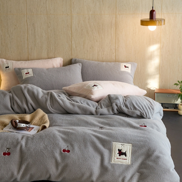 91家纺网 家纺一手货源 找家纺 初拾 2025新款绵羊绒牛奶绒贴布绣四件套-绒 樱桃奇奇 绒 樱桃奇奇-浅灰