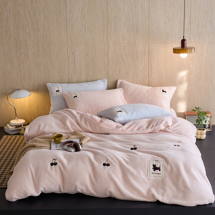 初拾 2025新款绵羊绒牛奶绒贴布绣四件套-绒 樱桃奇奇 绒 樱桃奇奇-甜粉