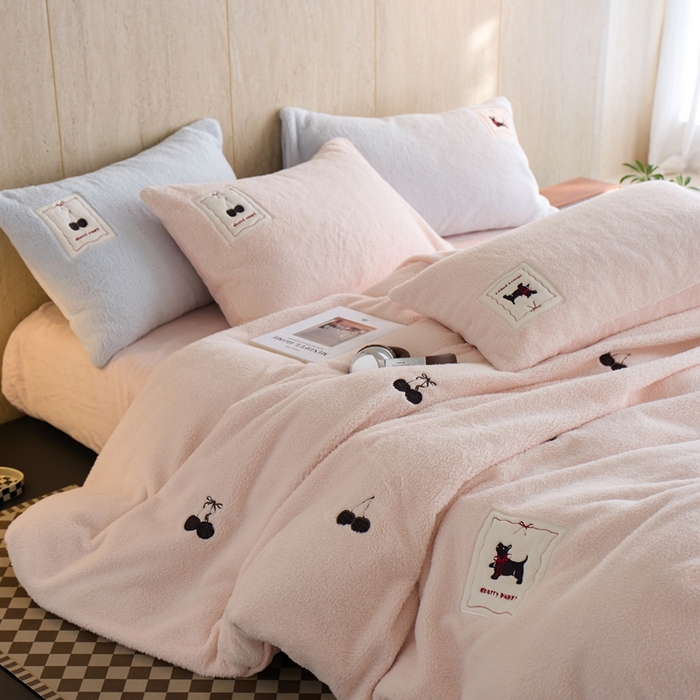 91家纺网 家纺一手货源 找家纺 初拾 2025新款绵羊绒牛奶绒贴布绣四件套-绒 樱桃奇奇 绒 樱桃奇奇-甜粉
