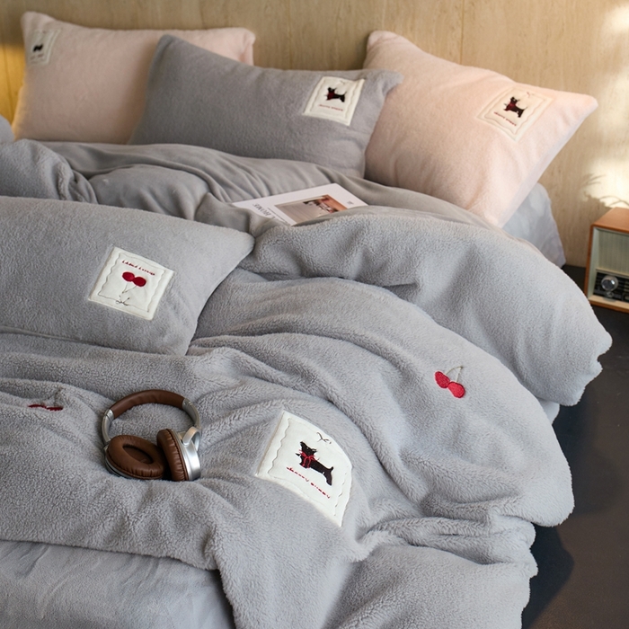 91家纺网 家纺一手货源 找家纺 初拾 2025新款绵羊绒牛奶绒贴布绣四件套-绒 樱桃奇奇 绒 樱桃奇奇-浅灰