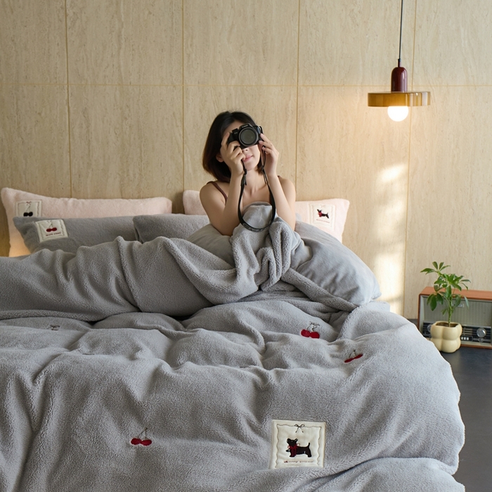 91家纺网 家纺一手货源 找家纺 初拾 2025新款绵羊绒牛奶绒贴布绣四件套-绒 樱桃奇奇 绒 樱桃奇奇-浅灰