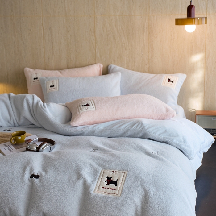 91家纺网 家纺一手货源 找家纺 初拾 2025新款绵羊绒牛奶绒贴布绣四件套-绒 樱桃奇奇 绒 樱桃奇奇-晴天蓝