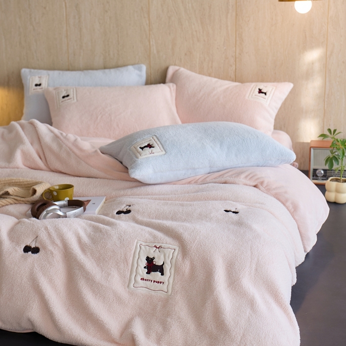 91家纺网 家纺一手货源 找家纺 初拾 2025新款绵羊绒牛奶绒贴布绣四件套-绒 樱桃奇奇 绒 樱桃奇奇-甜粉