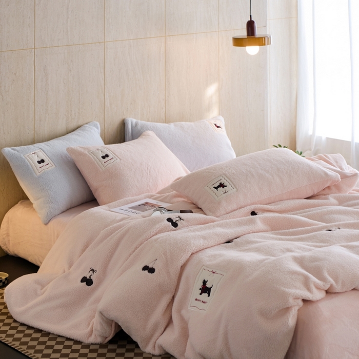 91家纺网 家纺一手货源 找家纺 初拾 2025新款绵羊绒牛奶绒贴布绣四件套-绒 樱桃奇奇 绒 樱桃奇奇-甜粉