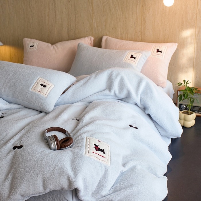 91家纺网 家纺一手货源 找家纺 初拾 2025新款绵羊绒牛奶绒贴布绣四件套-绒 樱桃奇奇 绒 樱桃奇奇-晴天蓝