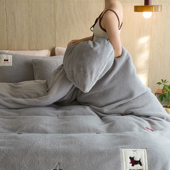 91家纺网 家纺一手货源 找家纺 初拾 2025新款绵羊绒牛奶绒贴布绣四件套-绒 樱桃奇奇 绒 樱桃奇奇-浅灰