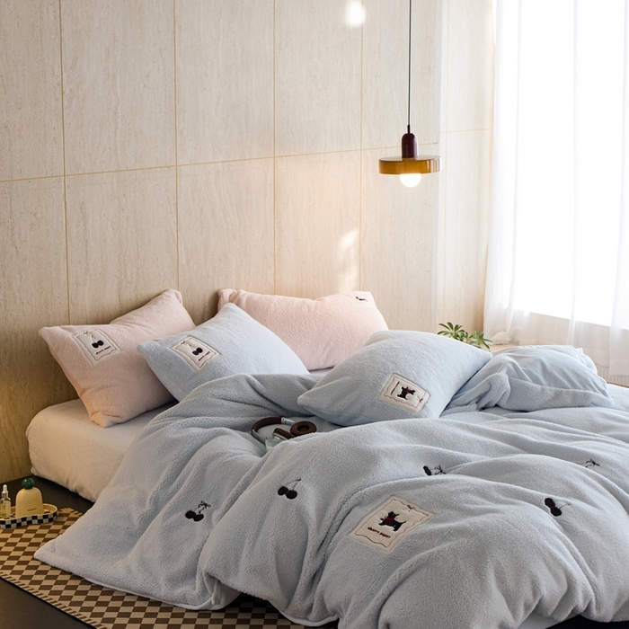 91家纺网 家纺一手货源 找家纺 初拾 2025新款绵羊绒牛奶绒贴布绣四件套-绒 樱桃奇奇 绒 樱桃奇奇-晴天蓝