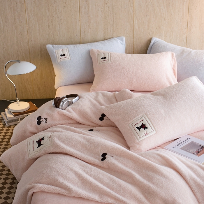91家纺网 家纺一手货源 找家纺 初拾 2025新款绵羊绒牛奶绒贴布绣四件套-绒 樱桃奇奇 绒 樱桃奇奇-甜粉