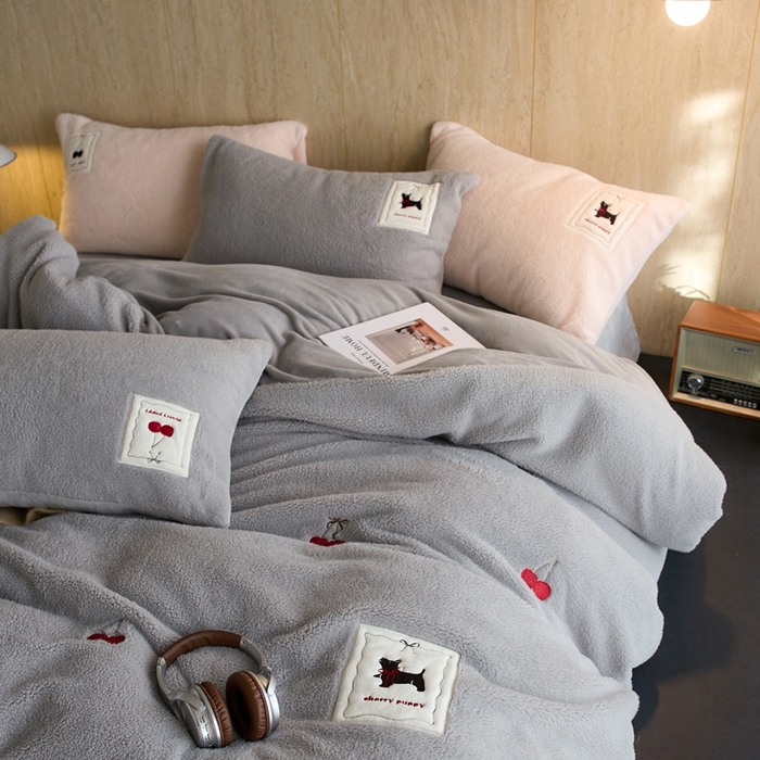 91家纺网 家纺一手货源 找家纺 初拾 2025新款绵羊绒牛奶绒贴布绣四件套-绒 樱桃奇奇 绒 樱桃奇奇-浅灰