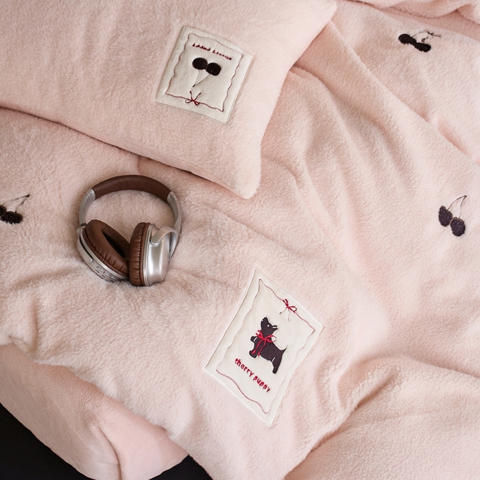 91家纺网 家纺一手货源 找家纺 初拾 2025新款绵羊绒牛奶绒贴布绣四件套-绒 樱桃奇奇 绒 樱桃奇奇-甜粉