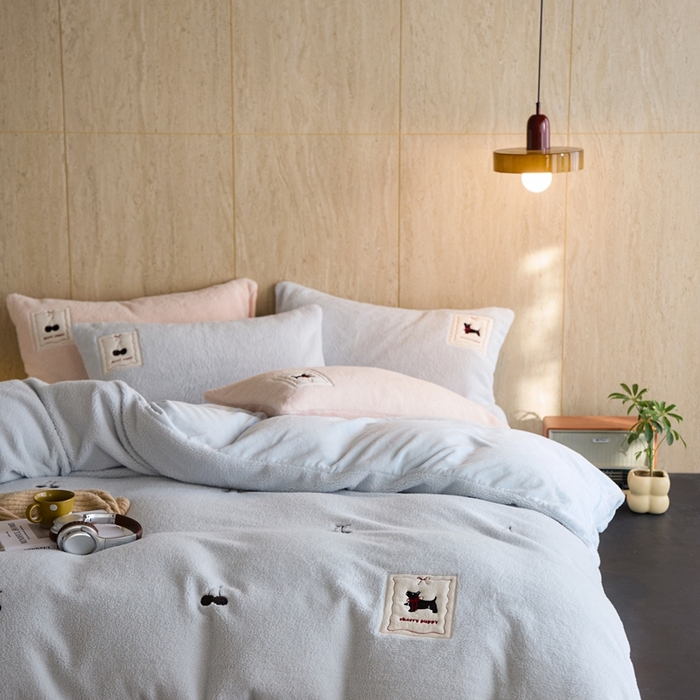 91家纺网 家纺一手货源 找家纺 初拾 2025新款绵羊绒牛奶绒贴布绣四件套-绒 樱桃奇奇 绒 樱桃奇奇-晴天蓝