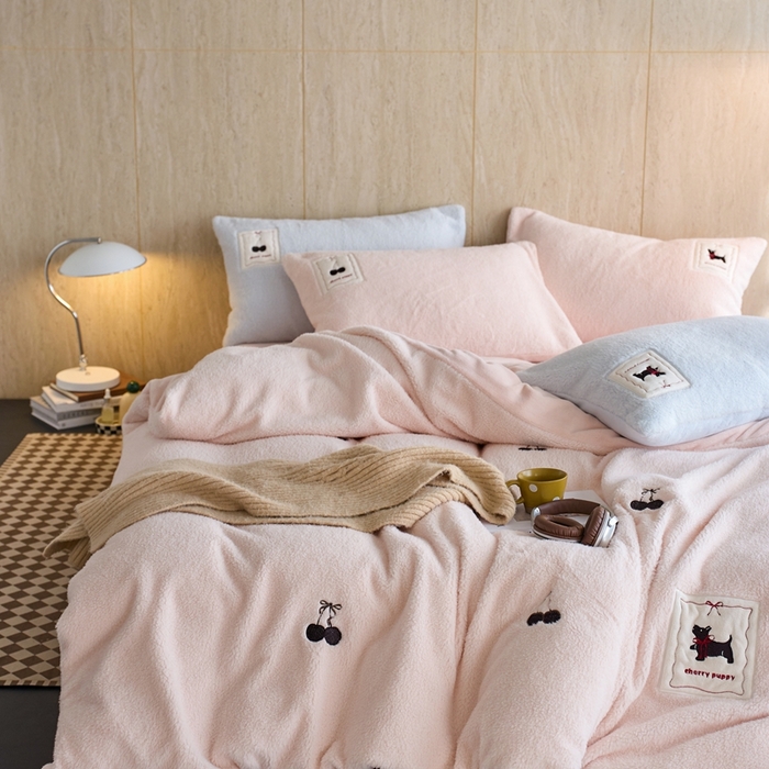 91家纺网 家纺一手货源 找家纺 初拾 2025新款绵羊绒牛奶绒贴布绣四件套-绒 樱桃奇奇 绒 樱桃奇奇-甜粉