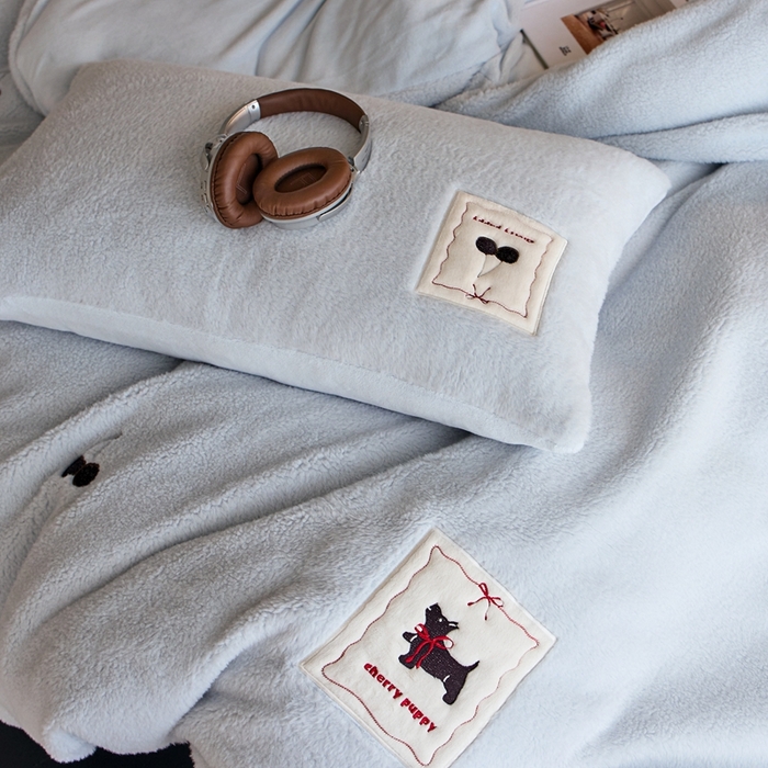 91家纺网 家纺一手货源 找家纺 初拾 2025新款绵羊绒牛奶绒贴布绣四件套-绒 樱桃奇奇 绒 樱桃奇奇-晴天蓝