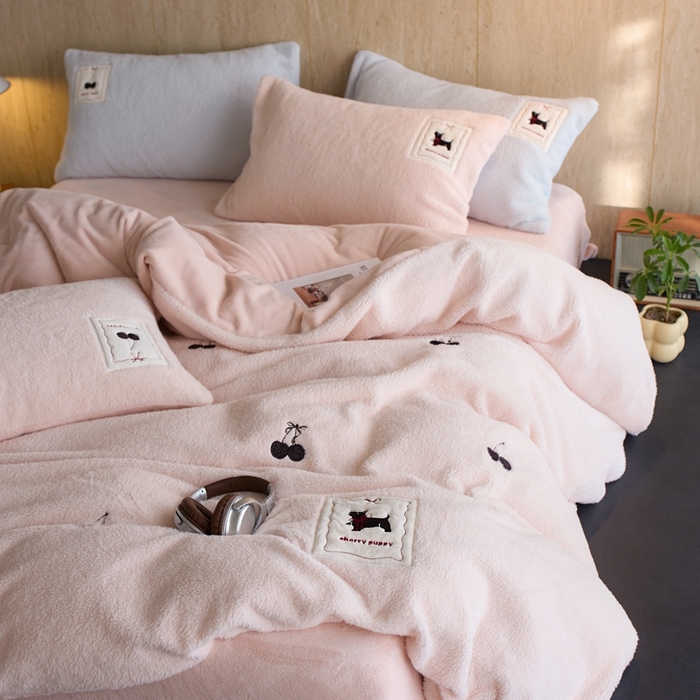 91家纺网 家纺一手货源 找家纺 初拾 2025新款绵羊绒牛奶绒贴布绣四件套-绒 樱桃奇奇 绒 樱桃奇奇-甜粉