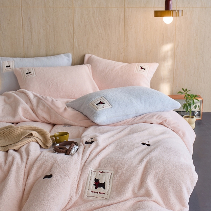 91家纺网 家纺一手货源 找家纺 初拾 2025新款绵羊绒牛奶绒贴布绣四件套-绒 樱桃奇奇 绒 樱桃奇奇-甜粉