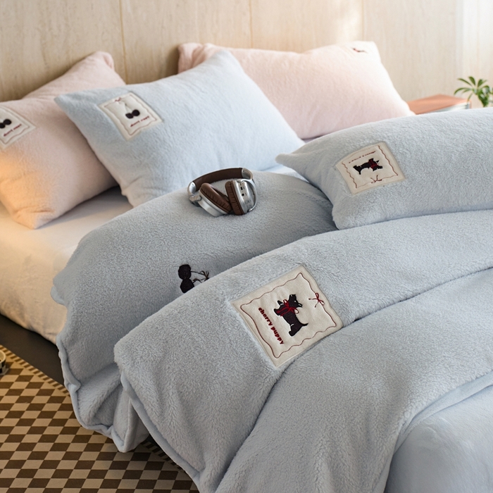 91家纺网 家纺一手货源 找家纺 初拾 2025新款绵羊绒牛奶绒贴布绣四件套-绒 樱桃奇奇 绒 樱桃奇奇-晴天蓝