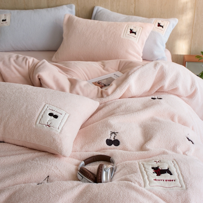 91家纺网 家纺一手货源 找家纺 初拾 2025新款绵羊绒牛奶绒贴布绣四件套-绒 樱桃奇奇 绒 樱桃奇奇-甜粉