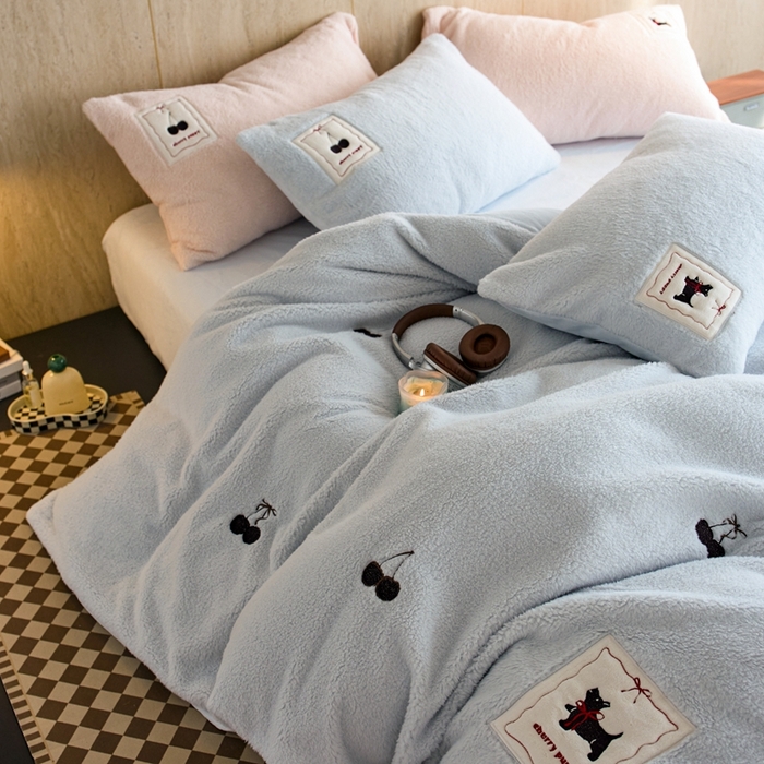 91家纺网 家纺一手货源 找家纺 初拾 2025新款绵羊绒牛奶绒贴布绣四件套-绒 樱桃奇奇 绒 樱桃奇奇-晴天蓝