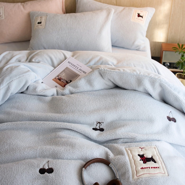 91家纺网 家纺一手货源 找家纺 初拾 2025新款绵羊绒牛奶绒贴布绣四件套-绒 樱桃奇奇 绒 樱桃奇奇-晴天蓝