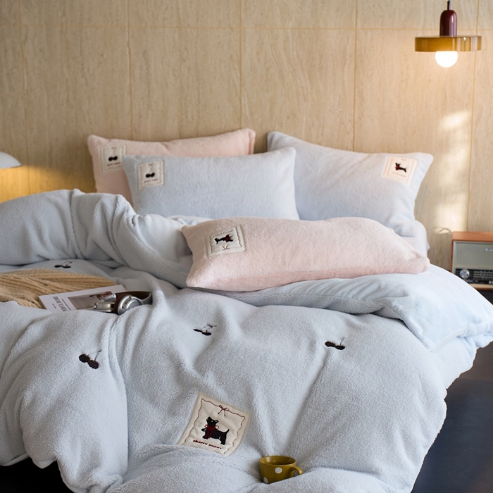91家纺网 家纺一手货源 找家纺 初拾 2025新款绵羊绒牛奶绒贴布绣四件套-绒 樱桃奇奇 绒 樱桃奇奇-晴天蓝