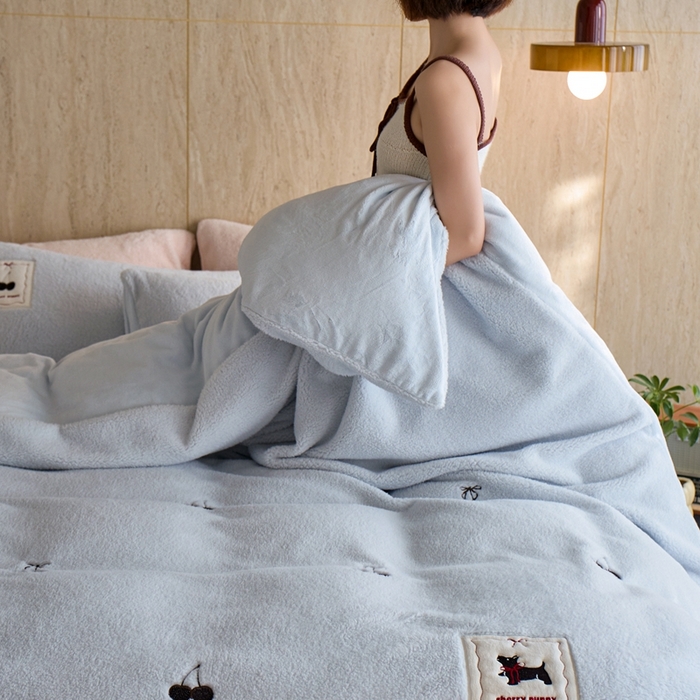 91家纺网 家纺一手货源 找家纺 初拾 2025新款绵羊绒牛奶绒贴布绣四件套-绒 樱桃奇奇 绒 樱桃奇奇-晴天蓝