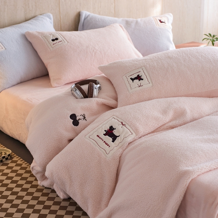 91家纺网 家纺一手货源 找家纺 初拾 2025新款绵羊绒牛奶绒贴布绣四件套-绒 樱桃奇奇 绒 樱桃奇奇-甜粉