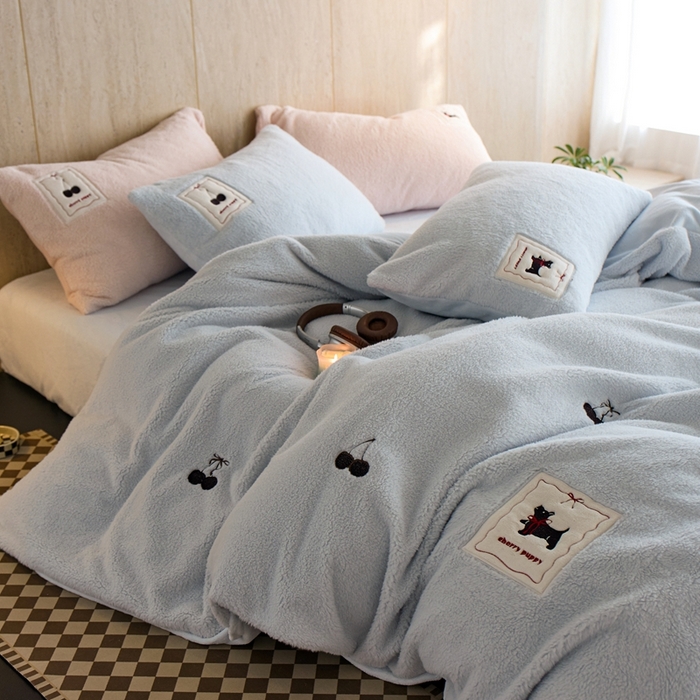 91家纺网 家纺一手货源 找家纺 初拾 2025新款绵羊绒牛奶绒贴布绣四件套-绒 樱桃奇奇 绒 樱桃奇奇-晴天蓝