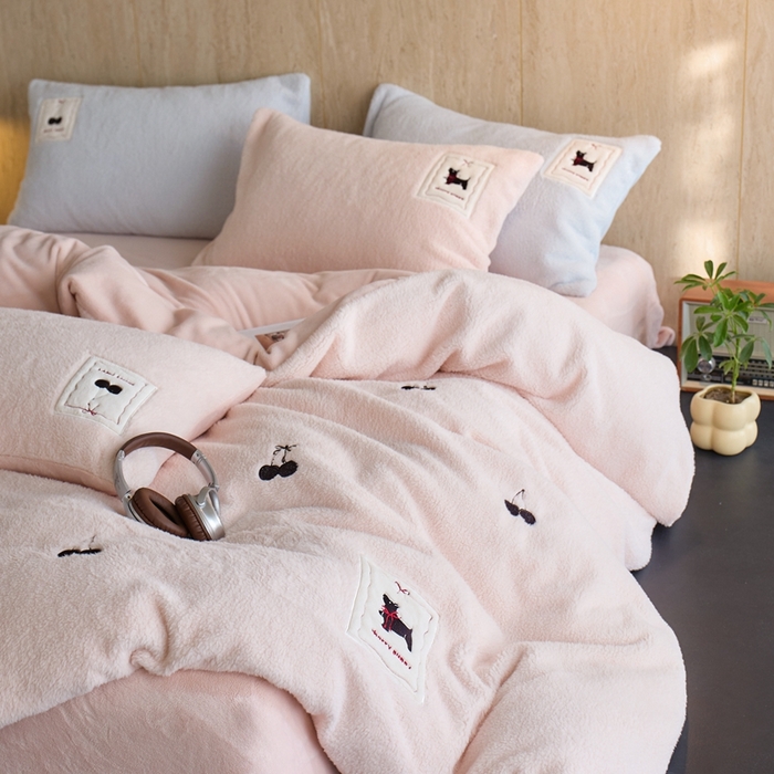 91家纺网 家纺一手货源 找家纺 初拾 2025新款绵羊绒牛奶绒贴布绣四件套-绒 樱桃奇奇 绒 樱桃奇奇-甜粉