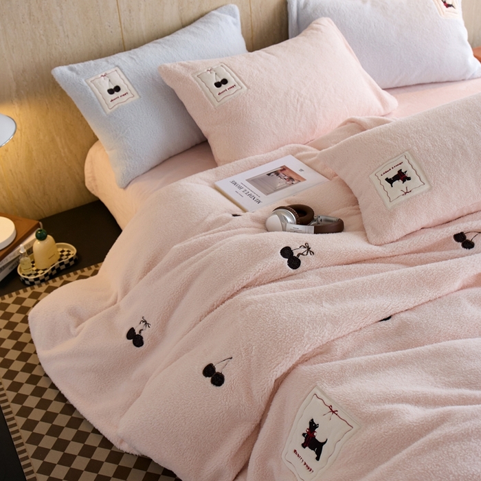 91家纺网 家纺一手货源 找家纺 初拾 2025新款绵羊绒牛奶绒贴布绣四件套-绒 樱桃奇奇 绒 樱桃奇奇-甜粉