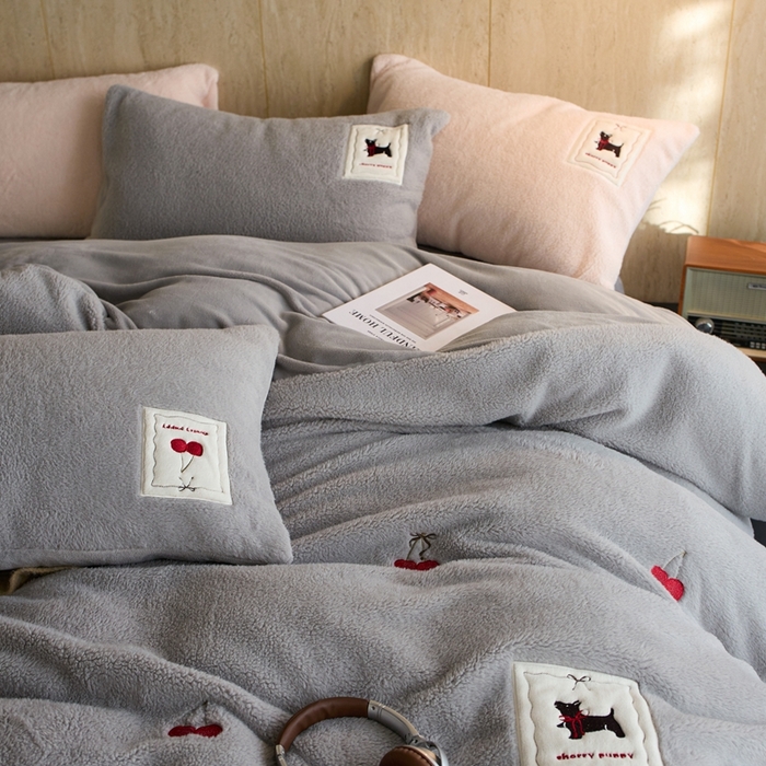91家纺网 家纺一手货源 找家纺 （总）初拾 2025新款绵羊绒牛奶绒贴布绣四件套-绒 樱桃奇奇