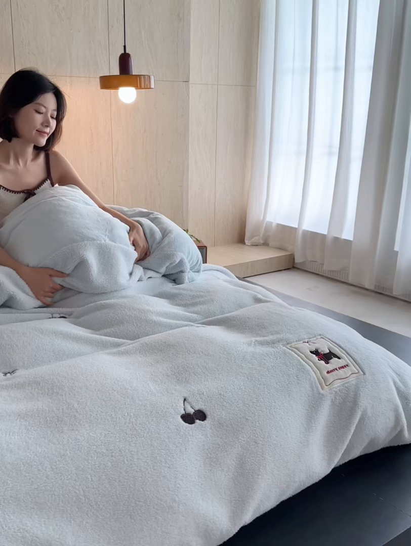 91家纺网 家纺一手货源 找家纺 初拾 2025新款绵羊绒牛奶绒贴布绣四件套-绒 樱桃奇奇 绒 樱桃奇奇-晴天蓝