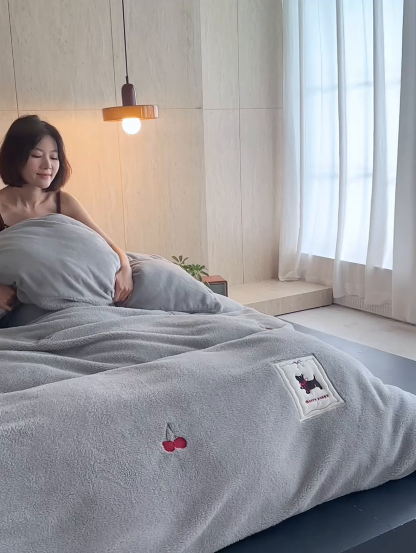 91家纺网 家纺一手货源 找家纺 初拾 2025新款绵羊绒牛奶绒贴布绣四件套-绒 樱桃奇奇 绒 樱桃奇奇-浅灰