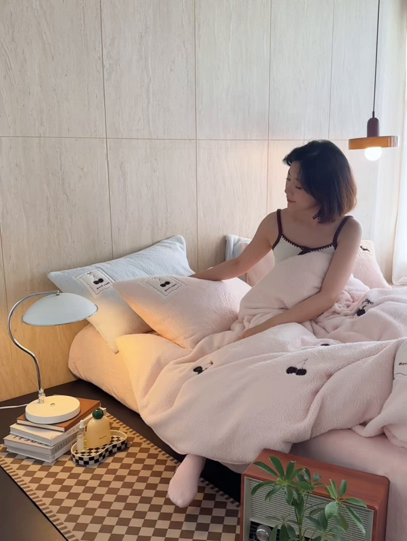 91家纺网 家纺一手货源 找家纺 初拾 2025新款绵羊绒牛奶绒贴布绣四件套-绒 樱桃奇奇 绒 樱桃奇奇-甜粉