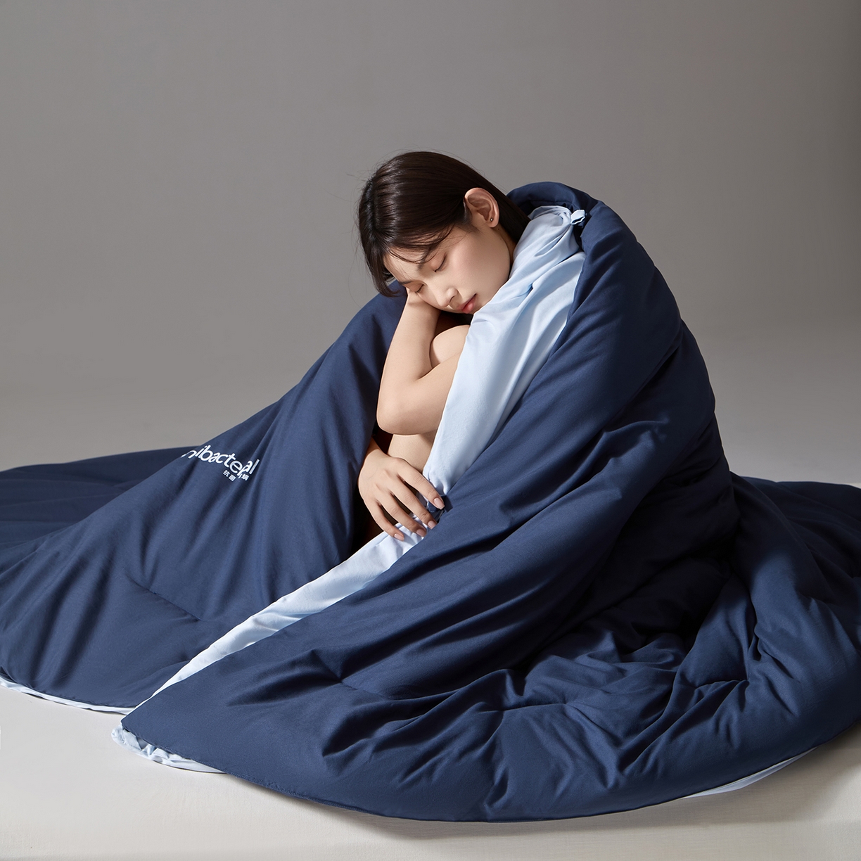 91家纺网 家纺一手货源 找家纺 玛德琳 2025新款7A吸湿发热抗菌子母被被子被芯 景泰蓝