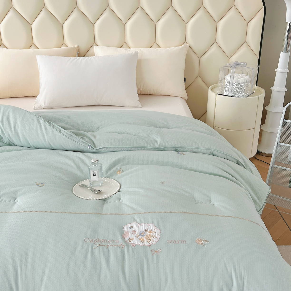 91家纺网 家纺一手货源 找家纺 仲旺居家纺 2025新款优舒棉绣花冬被中式花花羊婚嫁立体边被子被芯四季被 绿