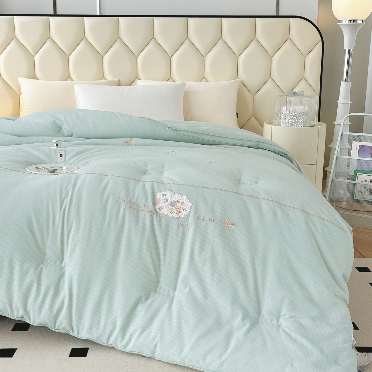 91家纺网 家纺一手货源 找家纺 仲旺居家纺 2025新款优舒棉绣花冬被中式花花羊婚嫁立体边被子被芯四季被 绿