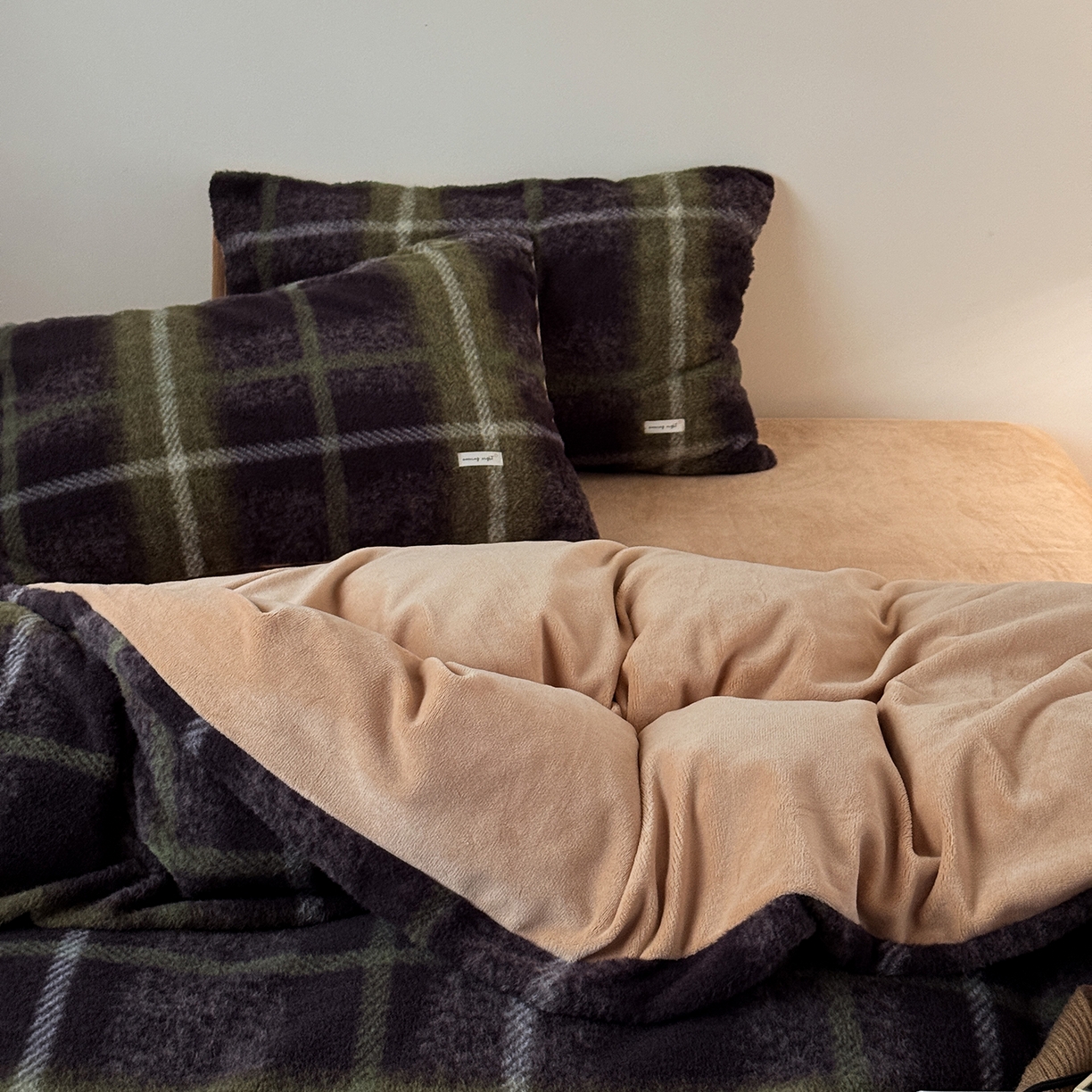 91家纺网 家纺一手货源 找家纺 小春日和 202新款羊绒冬季保暖亲肤高克重四件套冬天绒被套牛奶绒纯色床单加厚暖绒学生三件套1.8保暖牛奶绒床笠 鸣和