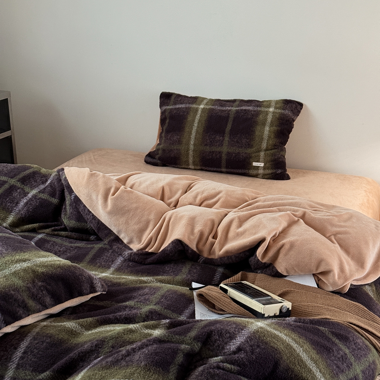 91家纺网 家纺一手货源 找家纺 小春日和 202新款羊绒冬季保暖亲肤高克重四件套冬天绒被套牛奶绒纯色床单加厚暖绒学生三件套1.8保暖牛奶绒床笠 鸣和