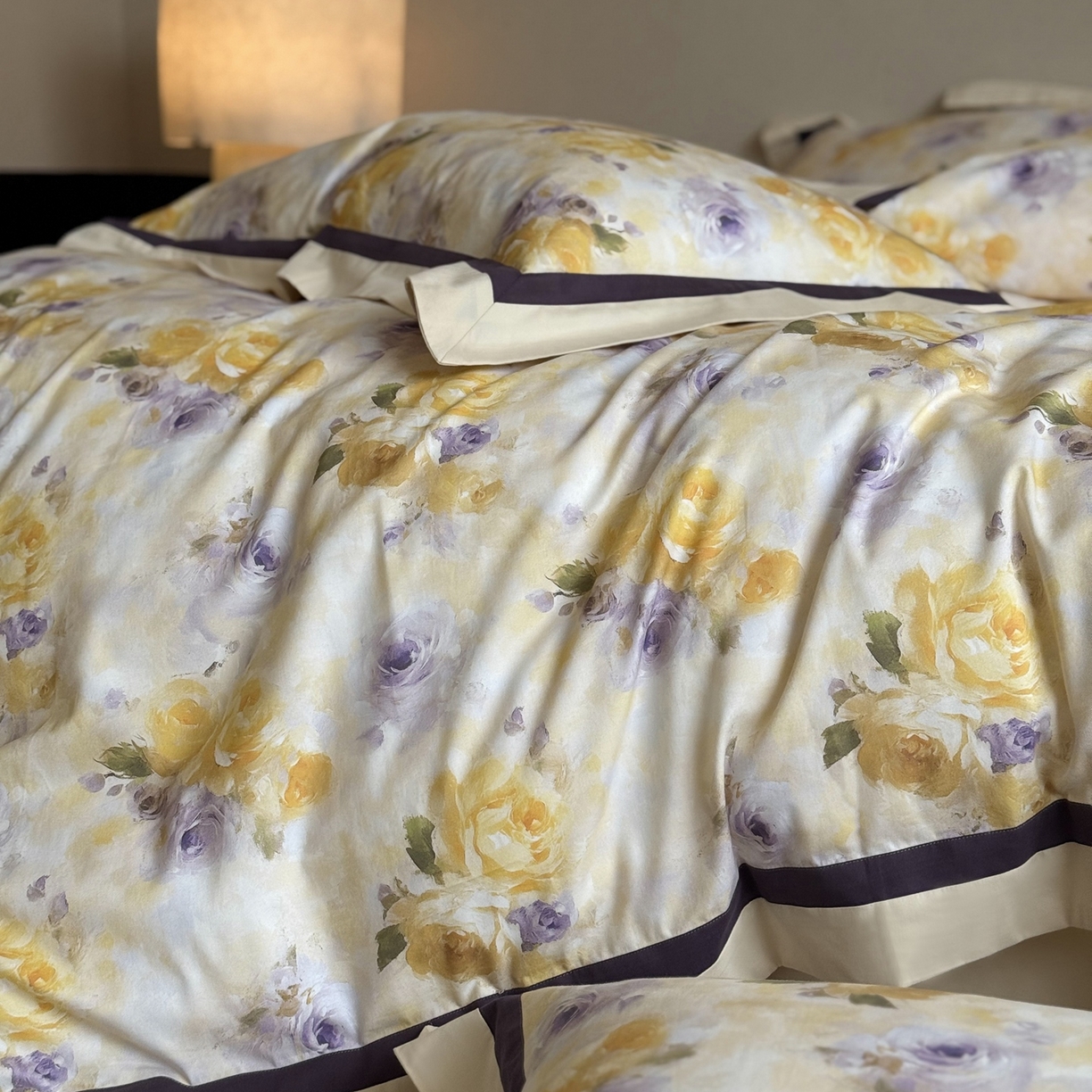 91家纺网 家纺一手货源 找家纺 多乐娜 2025新款100S长绒棉纯棉陶瓷磨毛法式油画风数码印花双拼角工艺款四件套 暮色暖阳