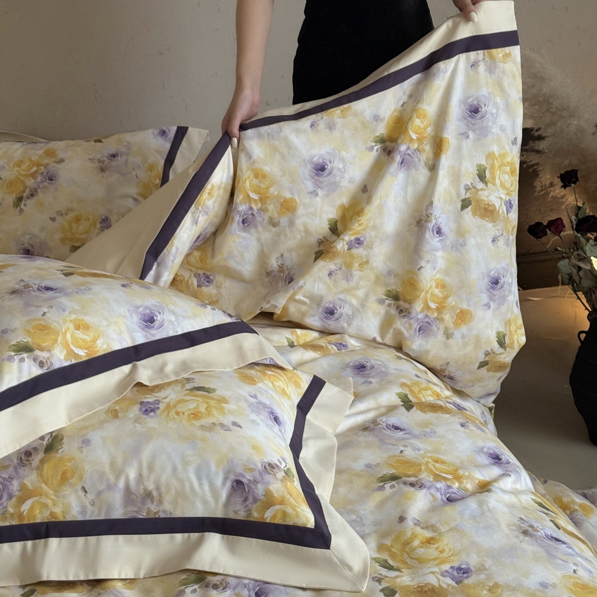 91家纺网 家纺一手货源 找家纺 多乐娜 2025新款100S长绒棉纯棉陶瓷磨毛法式油画风数码印花双拼角工艺款四件套 暮色暖阳