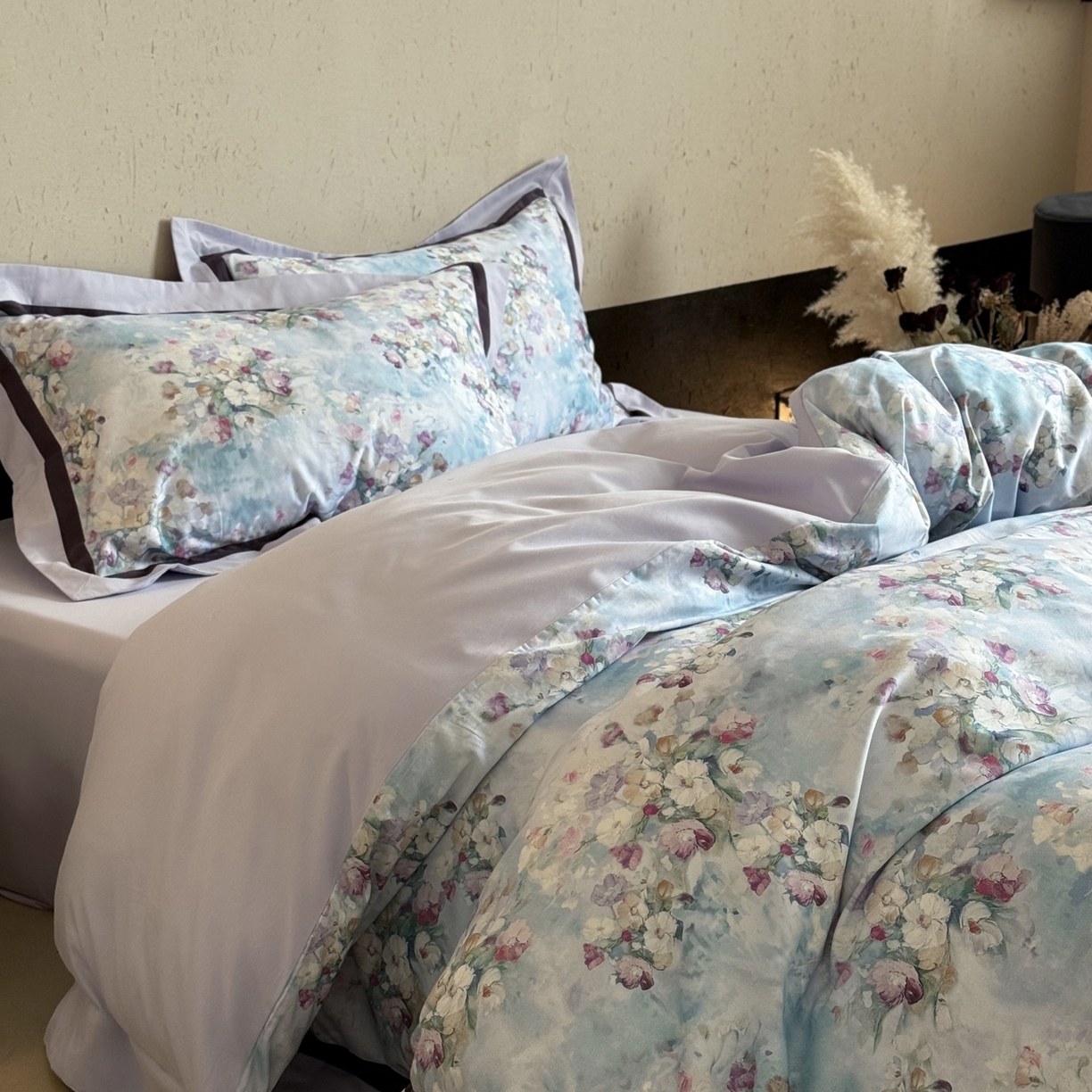 91家纺网 家纺一手货源 找家纺 多乐娜 2025新款100S长绒棉纯棉陶瓷磨毛法式油画风数码印花双拼角工艺款四件套 雾影花间